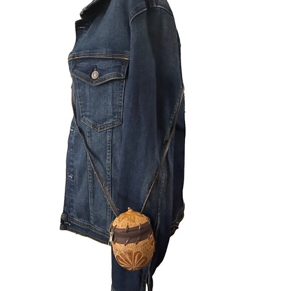 Crossbody Minimalistic Bag with Zipper Closure - Picture 1 of 8